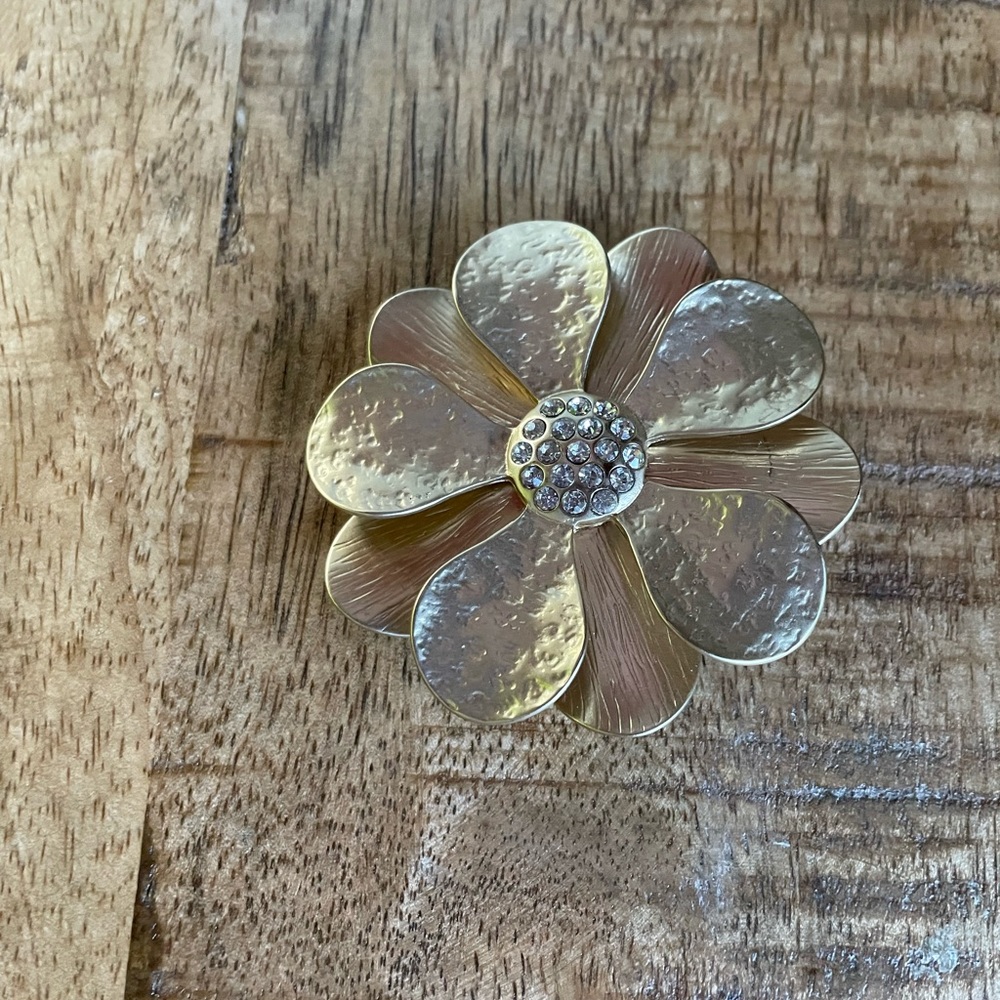 Flower Pin 🌸 - Picture 2 of 3